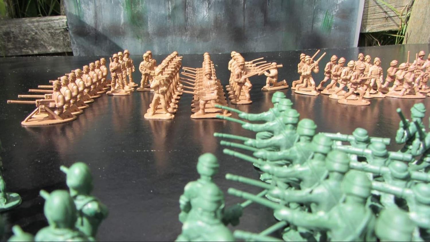 100 Pcs World War II Plastic Toy Soldiers 3.5Cm Traditional Green and Brown Army