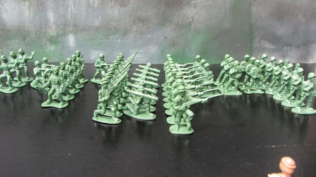 100 Pcs World War II Plastic Toy Soldiers 3.5Cm Traditional Green and Brown Army