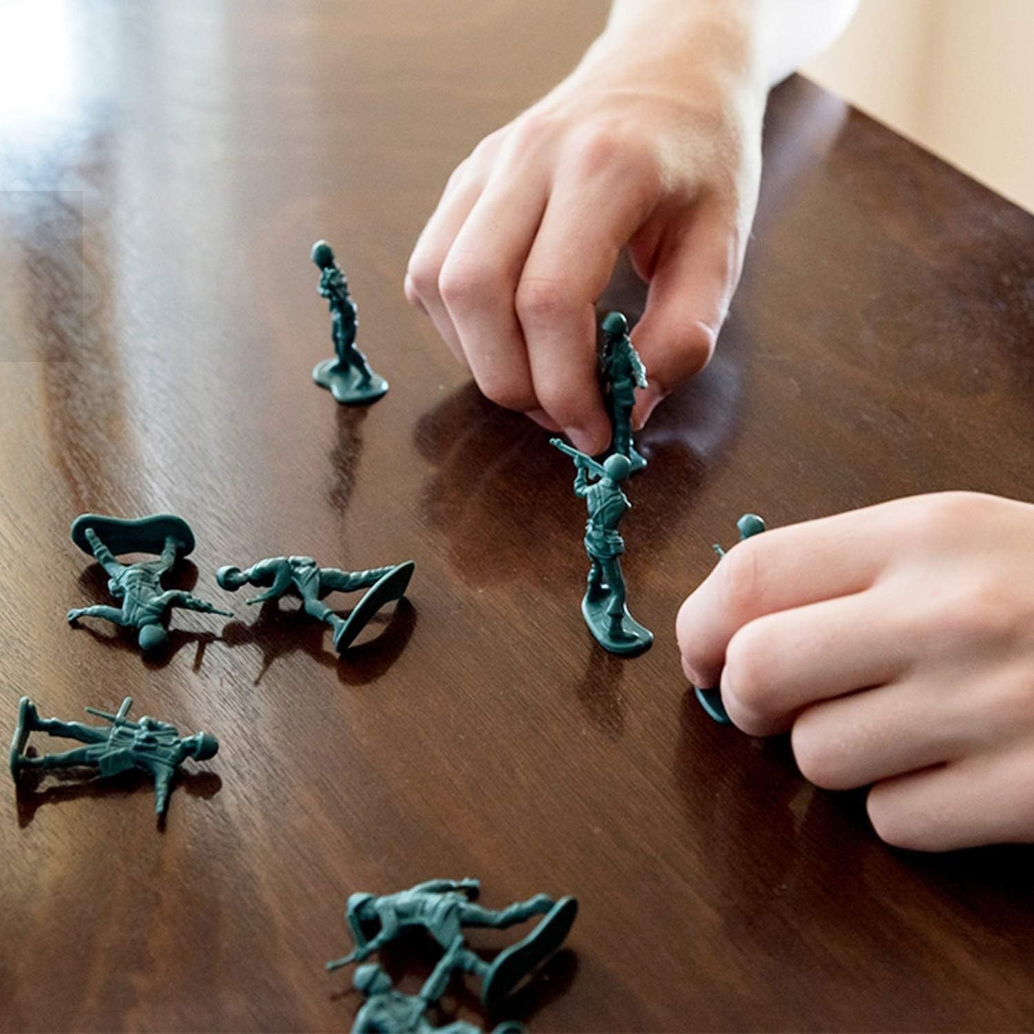 100 Pcs World War II Plastic Toy Soldiers 3.5Cm Traditional Green and Brown Army